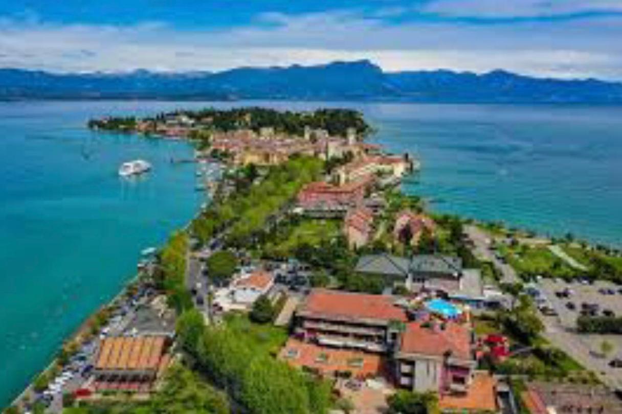 Hotel Vittoria Sirmione Exterior photo
